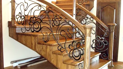 Перила 86 Деревянная лестница с коваными перилами Днепропетровск фото кованые  перила для лестницы | Перила лестницы, Деревянная лестница, Дизайн