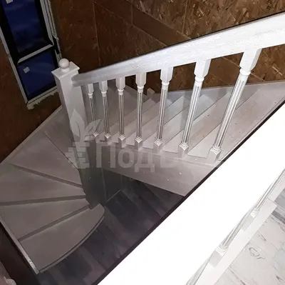 П-образная лестница на тетивах из ясеня с забежными ступенями — Подъём