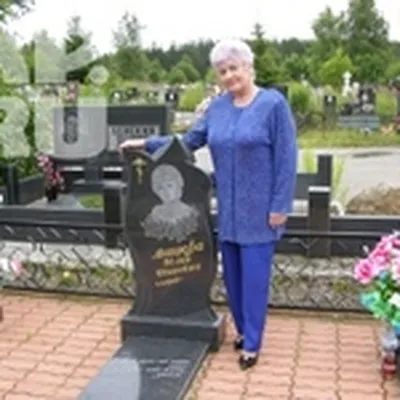 Двойной памятник для двоих из гранита на кладбище с надгробным цветником:  продаж, ціна та фото Від \"Український Граніт\"