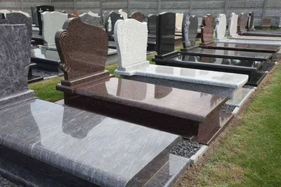 Как ухаживать за гранитным памятником на кладбище?
