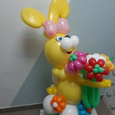 Фигура из шаров Заяц жёлтый с цветами купить в интернет-магазине в Самаре