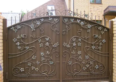Распашные кованые ворота с элементами кованых цветов