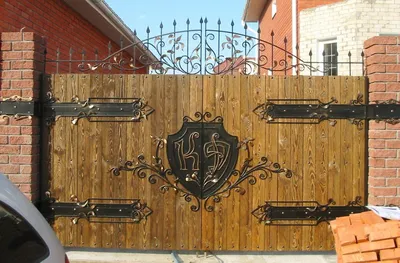 Деревянные ворота с элементами ковки | Деревянные ворота, Ворота, Кирпич