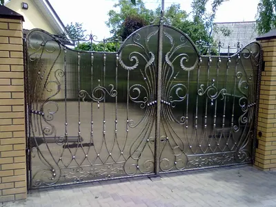 Металлические ворота с элементами ковки и прозрачным сотовым поликарбонатом