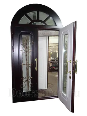 Арочная двустворчатая дверь со стеклом и ковкой на заказ