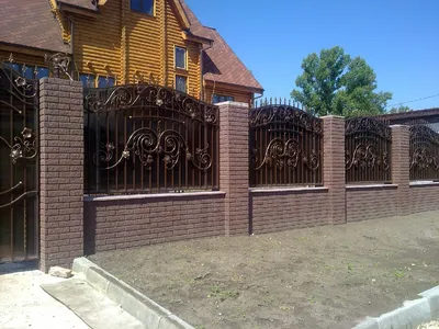 Кованый забор с оградой из кирпича и бронзовым поликарбонатом