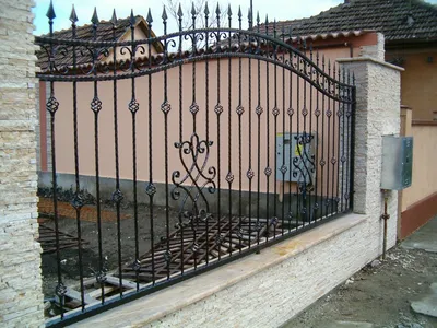 ᐈ Кованый забор с пиками в строгом классическом стиле.