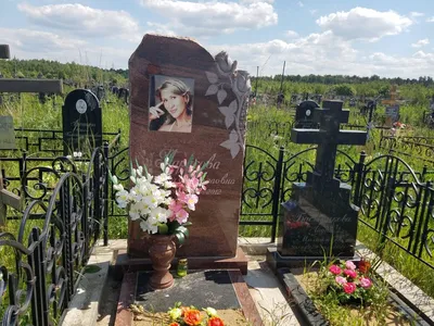 Памятники с розами из гранита на могилу - фото и цены в каталоге.