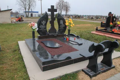 Памятник из гранита – символ вечной памяти о умершем человеке в Москве