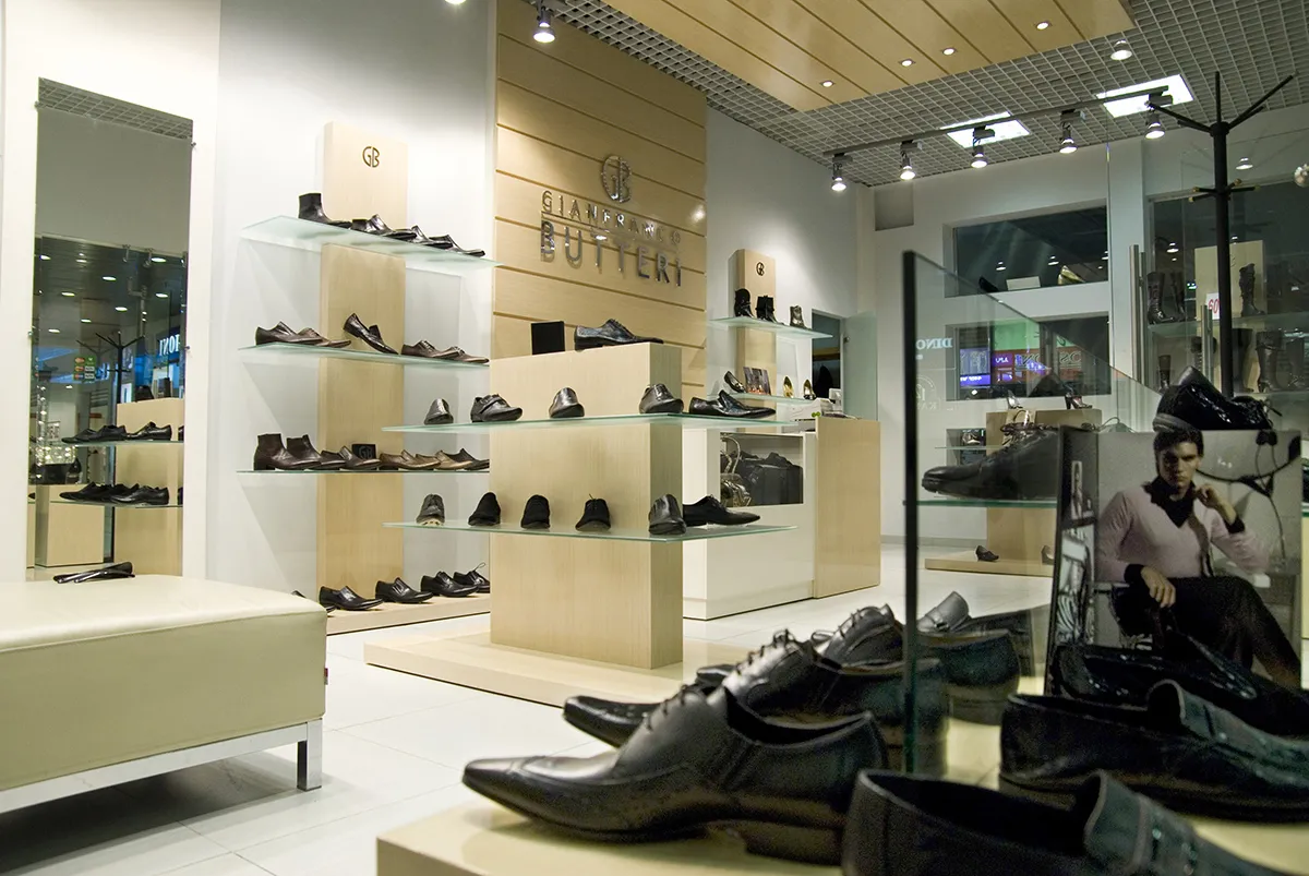 Универмаг обуви. Бутик обуви. Оборудование для обувного магазина. Взуття магазин. Магазин мужской обуви.