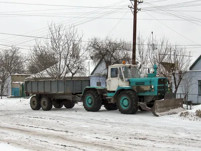 Трактор Т-150К с двухосным прицепом. Николаев, улица Сафронова - Карготека