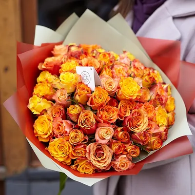 Акция! 51 оранжевая кенийская роза в красивой упаковке доставка в  Красноярске | ФлоРум24