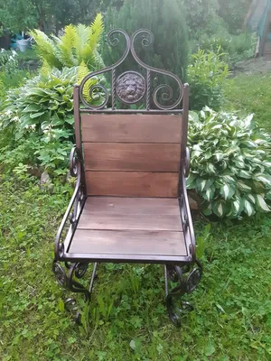 Кованый стул-кресло из металла и дерева для сада, цена и фото