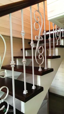 Разворотная лестница из дуба с коваными балясинами | Лестницы от души