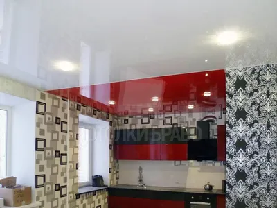 Красно-белый глянцевый натяжной потолок для кухни НП-949 - цена от 990  руб./м2