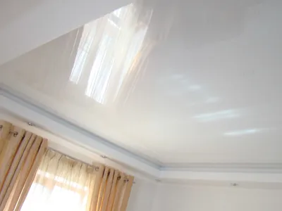 Натяжные потолки в квартире белым цветом: неизменная классика в интерьере.