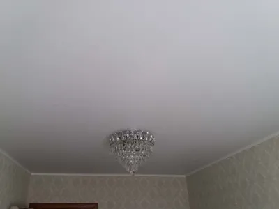 Одноуровневый белый матовый натяжной потолок в спальню