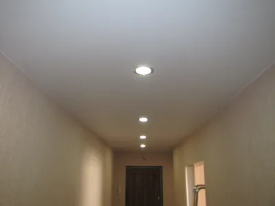 Натяжной потолок в коридоре — белый | матовый | ПВХ | 6 м2