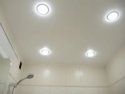 Белый матовый потолок с точечными светильниками в ванной - 5 м2