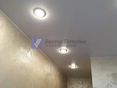 белый матовый натяжной потолок со светильниками на кухне