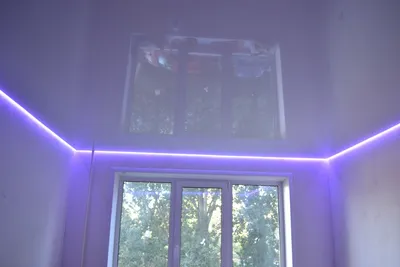 Двухуровневый натяжной потолок в гостиной белый глянцевый со светодиодной  лентой