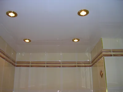 Белый глянцевый натяжной потолок в ванной комнате — 6 м2