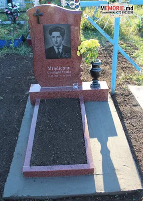 Памятник из красного гранита для могилы на кладбище Бельцы в Молдове