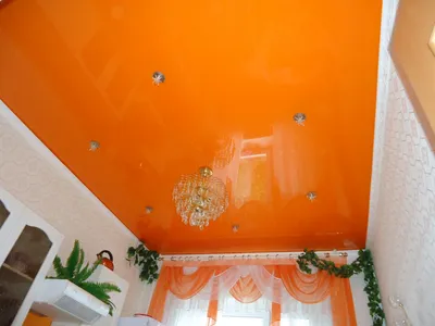 Натяжные потолки оранжевого цвета — фото и тонкости применения полотен в  интерьере