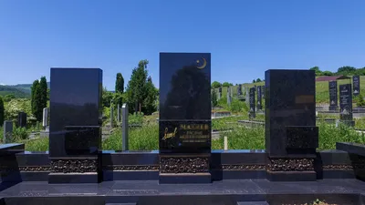 Семейные памятники на могилу из гранита, заказать изготовление надгробия  для захоронения на несколько человек в Москве и РФ, каталог и образцы |  PetraMemorial