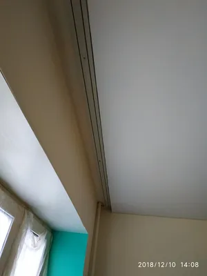 Матовый натяжной потолок со скрытыми гардинами для штор