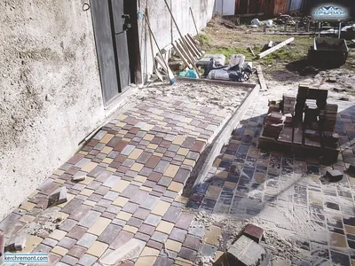 Работы по укладке тротуарной плитки во дворе частного дома Керчи |  КерчьРемонт