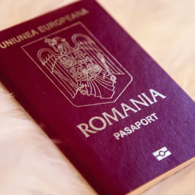 Концепция двойное гражданство. Румынский и молдавский паспорт. Coloseup  молдавского и румынского паспорта. Несколько гражданства Стоковое  Изображение - изображение насчитывающей ð·ð°ñ€ð°ð±oñ‚ðºð¸, ð¸ñ‚: 174782071