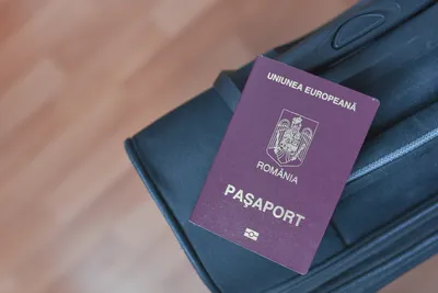 Концепция двойное гражданство. Румынский и молдавский паспорт. Coloseup  молдавского и румынского паспорта. Несколько гражданства Стоковое  Изображение - изображение насчитывающей ð±ð°ð½ðºð°, ðµð¼: 174782253