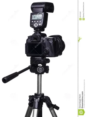 Камера DSLR на треноге с внешней вспышкой Стоковое Изображение -  изображение насчитывающей внешний, бело: 58161543
