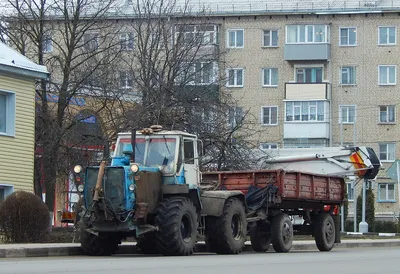 Трактор Т-150К #1734 ЕС 31 с прицепом #АЕ 1701 31. Белгородская область, г.  Алексеевка, Мостовая улица - Карготека