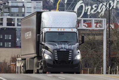 В США стартует серийное производство электрического Freightliner eCascadia  — Авторевю