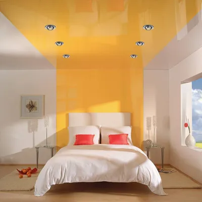 Цветные натяжные потолки в интерьере фото