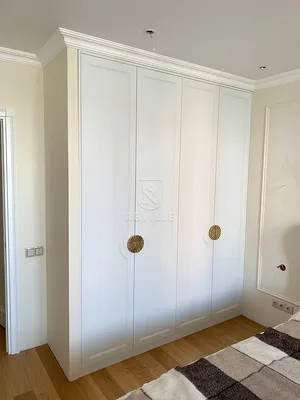 Встроенный распашной шкаф в спальню «Ансин» стиль неоклассик