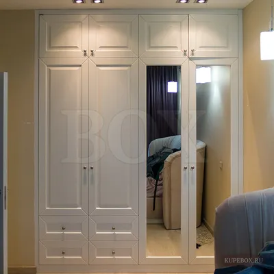 Двухметровый встроенный шкаф в спальню в классическом стиле