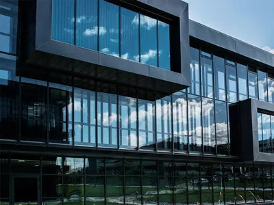 Алюминиевые фасады со стеклом для зданий – решение на все времена