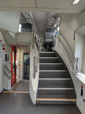 Первый 2-этажный поезд из Мурманска открыл пассажиропоток по новому мосту