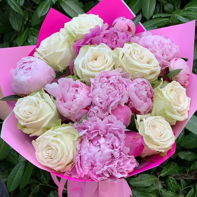 Букет из розовых пионов и белых роз – купить в интернет-магазине, цена,  заказ online