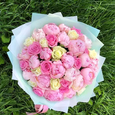 Букет-микс из пионов и роз | Бесплатная доставка цветов по Москве