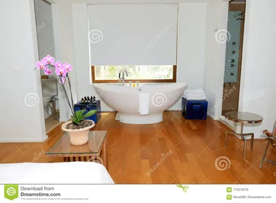 Ванная комната в роскошной вилле Стоковое Фото - изображение насчитывающей  орхидея, окно: 112216378