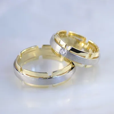Матовые обручальные кольца из двух видов золота с крупным бриллиантом в  женском кольце (Вес пары:16 гр.) | Купить в Москве - Nota-Gold