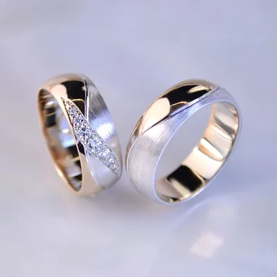 Обручальные кольца из двух видов золота с бриллиантами в женском кольце  (Вес пары 14 гр.) | Купить в Москве - Nota-Gold