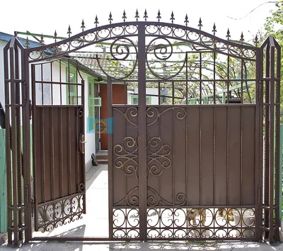 Кованые ворота с калиткой обшитые металлическим листом — купить в Москве с  установкой, цена от 114450 руб.