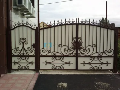 Кованые ворота заполненные деревом с калиткой — купить в Москве с  установкой, цена от 198450 руб.
