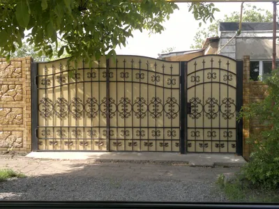 Ворота кованые въездные бежевого цвета