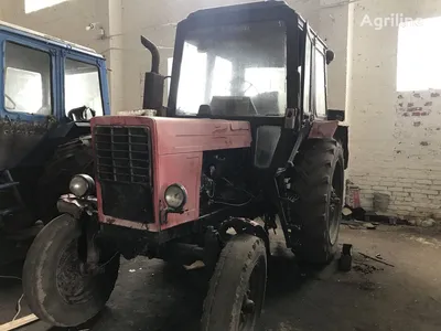 Vintage belarus mtz 80 Traktor mit Kranarm von hergestellt minsker  Traktorarbeiten, die zur Räumung von gefällten Bäumen zala verwendet werden  grafschaft ungarn Stockfotografie - Alamy